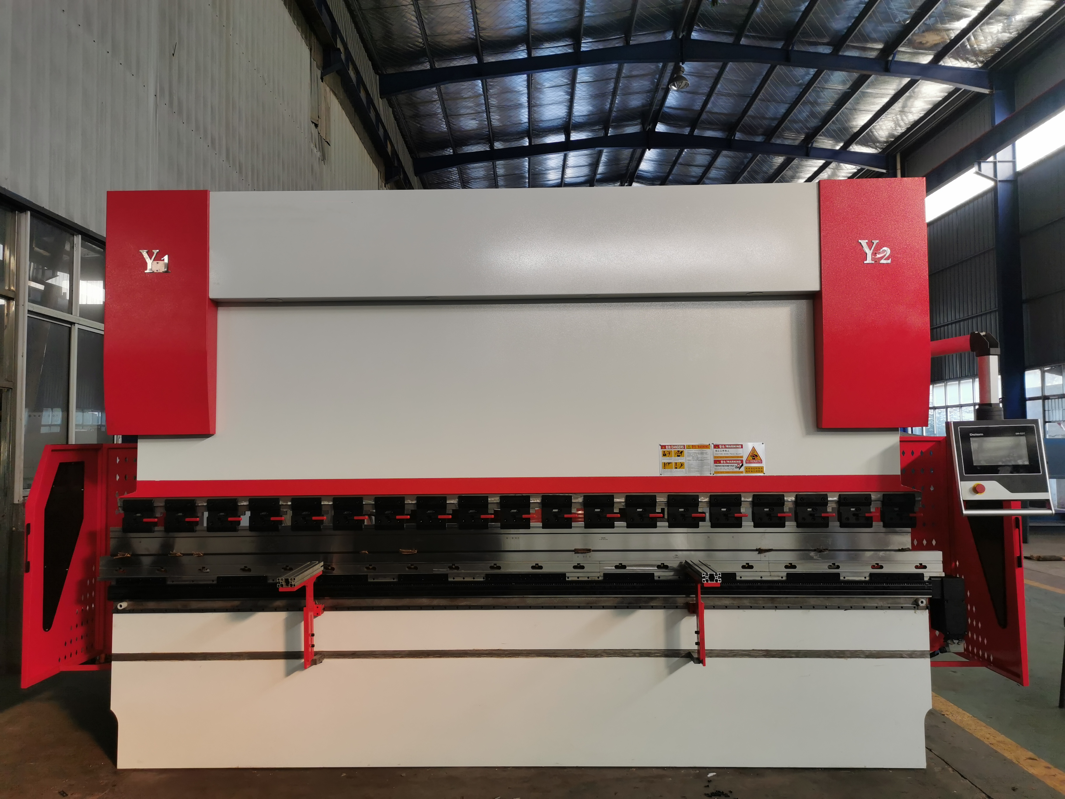 Característica principal de la máquina plegadora CNC WE67K 110T